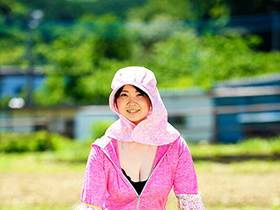 田んぼや畑を耕す田舎妻　大増量３６人　８時間　サンプル画像05